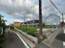 周囲の住環境と調和しながら、穏やかな暮らしを育むことができる開放感のある立地です。
