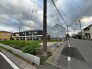 静かな街並みに馴染む、日々の生活を穏やかに描き出せそうな落ち着いた佇まいの用地です。
