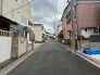 落ち着いた住環境が広がる、穏やかな時間が流れる住宅街の風景です。