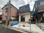 モダンで洗練された外観デザインが、落ち着いた街並みに調和する住まいです。