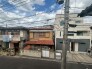 落ち着いた住宅街の風景が広がり、空の青と街並みが調和する穏やかな日常のひとときを感じさせます。
