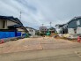 穏やかな住宅街に位置する、新しい暮らしの始まりを感じさせる広々とした敷地です。