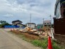 新しい暮らしの基盤が整う、静かな住宅地に広がる整えられた敷地の様子です。
