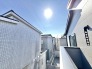 すっきりと晴れ渡った空が広がり、整然とした街並みに清々しさを感じる開放的なロケーションです。