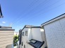 澄み渡る青空が日常のひとときを爽やかに彩り、穏やかな時間が流れる住環境です。