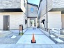 L号棟 洗練された質感の外壁が街並みに調和し、すっきりと整った佇まいが暮らしの心地よさを予感させます。