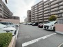 敷地内にある駐車場。