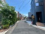 落ち着いた住宅街の風景が広がり、日々の暮らしに安らぎを感じさせてくれる穏やかな街並みです。