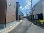 落ち着いた住宅街の風景に溶け込み、日常の穏やかな時間が流れる住環境です。
