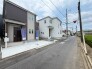 落ち着いた色合いの佇まいが周囲の静かな景観と調和する、心地よい住環境が整った街並みです。
