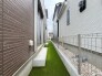建物に挟まれた空間に緑の彩りが添えられており、プライベートな時間を感じさせる落ち着いた佇まいです。