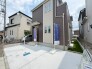 洗練された色使いが印象的な、周囲の街並みと調和するモダンな佇まいの住まい。