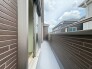 住まいの外側へとつながる開放感があり、日常に心地よい風とゆとりをもたらすプライベートな空間です。