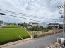 のどかな田園風景が広がり、季節の移ろいと穏やかな時の流れを暮らしの中で身近に感じられる住環境です。