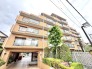 街並みに馴染む温かみのある外観と、手入れの行き届いた植栽が日常に落ち着きを添える住まい。