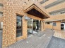 街並みに馴染む温かみのある外観が、帰宅するたびに安らぎを感じさせてくれる落ち着いたエントランスです。