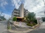 街並みに穏やかに溶け込み、日常を優しく受け止める落ち着いた佇まいの外観です。
