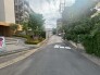 豊かな植栽が街並みに溶け込み、日々の暮らしに静かな安らぎをもたらす落ち着いた佇まいです。