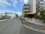 穏やかな日常を感じさせる、落ち着いた雰囲気の街並みに佇む住まい。