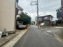 穏やかな時間が流れる住宅街の中で、落ち着いた日常の風景が広がっています。