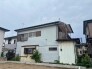 周辺の街並みと調和しながら、穏やかな時間が流れる落ち着いた佇まいの住まいです。