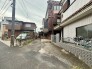 穏やかな日常が流れる閑静な住宅街の一角に、落ち着いた佇まいの住まいが並んでいます。