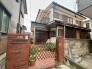 趣のあるレンガ積みの門構えが印象的で、どこか懐かしく落ち着いた時間が流れる住まいの外観です。