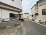 穏やかな日常の空気が流れる、落ち着いた佇まいの閑静な住宅街の一角です。
