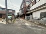 周辺の建物と静かに調和する落ち着いた佇まいで、穏やかな日常を予感させる住環境が広がっています。