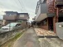 周辺の住環境と調和しながら、落ち着いた佇まいを感じさせる街並みが広がっています。