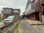 閑静な住宅街の中にあり、周囲の落ち着いた街並みに自然と溶け込む穏やかな佇まいです。