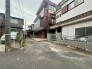 落ち着いた住宅街の風景に溶け込み、日常の静けさを感じられる住まいです。