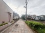 日常の景色に溶け込む、落ち着いた住宅街の静かなアプローチが日々の帰路を穏やかに包みます。