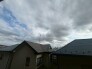 空の広がりを感じながら、落ち着いた住宅街の静かな日常が伝わってくる眺望です。