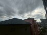 空が広がりを見せる日常の風景が、穏やかな時の流れを感じさせてくれます。