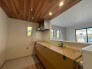 木目の温もりを感じる天井と洗練された内装が調和し、日々の暮らしに安らぎをもたらす心地よい空間が広がっています。