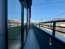 澄み渡る青空が心地よく広がり、プライベートなひとときを穏やかに過ごせる開放的な屋外空間です。