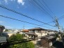 穏やかな住宅街の空が広がり、日々の暮らしに静かな安らぎを感じさせてくれる眺望です。