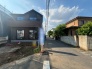 閑静な住宅街に佇む、落ち着いた色合いのフォルムが街並みに静かに調和しています。