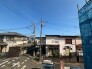 空が広く開放的な景色が広がり、穏やかで落ち着いた時間が流れる住環境です。