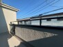 澄み渡る青空が広がり、穏やかな時間を過ごせる開放的な屋外スペースです。