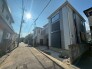 閑静な住宅街に佇む、洗練された外観が周囲の街並みと穏やかに調和する住まい。