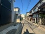 穏やかな日常の気配が漂う、空が広がる静かな住宅街の風景です。