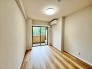 窓から望む緑の景色と調和した、シンプルで落ち着きのある心地よい空間が広がっています。