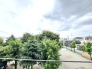 窓の外には豊かな緑が広がり、日々の暮らしに穏やかな安らぎと季節の移ろいを感じさせてくれます。