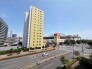 開放的な街並みを見渡し、都市生活の利便性と穏やかな心地よさを感じられるロケーションです。