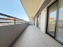開放感のある広々とした空間が広がり、空を身近に感じながらゆったりとした時間を過ごせる場所です。