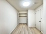 無駄な装飾を削ぎ落としたシンプルな空間は、住まう人の個性を自由に映し出してくれる心地よい余白を備えています。