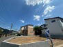澄み渡る青空が広がり、穏やかな時間が流れる落ち着いた住環境が、新しい暮らしの始まりを静かに予感させます。