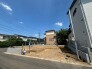 閑静な住宅街の一角にあり、空が広く感じられる開放的な敷地です。